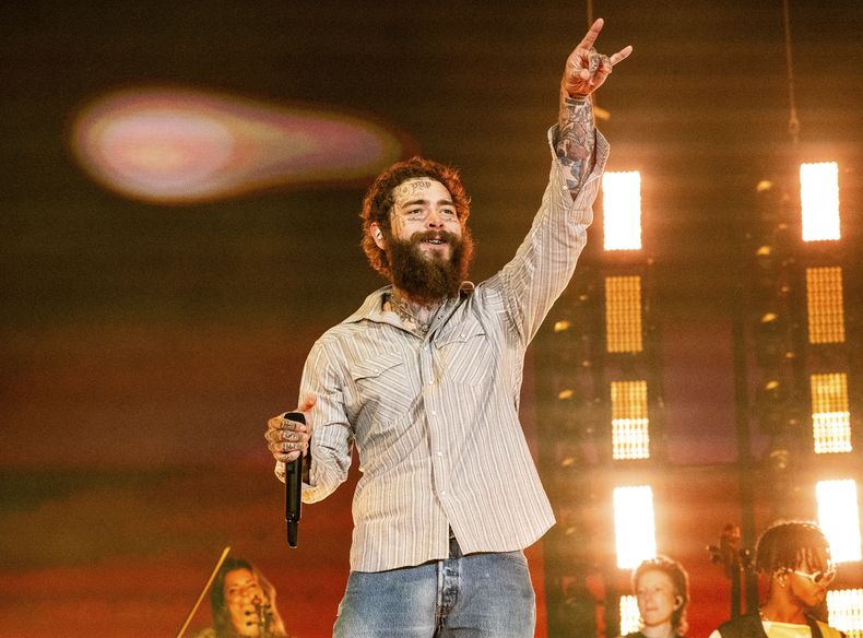 ARCHIVO - Post Malone se presenta en el Festival dete de Quebec en la ciudad de Quebec, el 12 de julio de 2024. (Foto Amy Harris/Invision/AP, archivo)