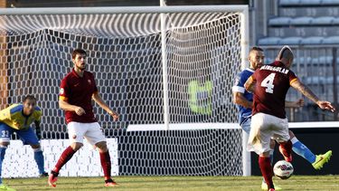 americateve | El jugador de la Roma, Radja Nainggolan, derecha, remata y anota un gol contra Empoli en la Serie A el s&aacute;bado, 13 de septiembre de 2014, en Empoli, Italia. (AP Photo/Paolo Lazzeroni)