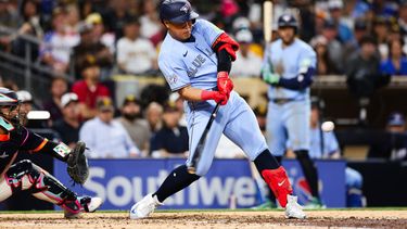 Kazuma Okamoto, de los Padres de San Diego, conecta un jonrón de tres carreras contra los Azulejos de Toronto en la quinta entrada de un partido de béisbol, el viernes 10 de julio de 2026, en San Diego. (Foto AP/Derrick Tuskan)