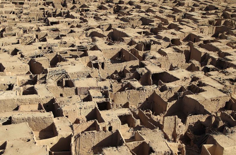 ARCHIVO - En esta imagen tomada el jueves 10 de mayo de 2012, una vista general muestra la antigua ciudad de Al Ula, 1.043 km (648 millas) al noroeste de la capital, Riad, en Arabia Saudí. El director general de la comisión real de Arabia Saudí que gestiona el recinto histórico de Al Ula fue detenido por cargos de corrupción y lavado de dinero debido a unos 55 millones de dólares en contratos, según las autoridades. (AP Foto/Hassan Ammar, Archivo)