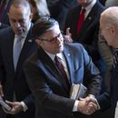 El presidente Joe Biden saluda al titular de la Cámara de Representantes, el republicano Mike Johnson, en el Congreso en Washington, el 1 de febrero de 2024. (Foto AP/J. Scott Applewhite)
