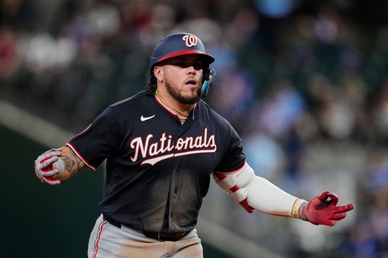 Andrés Chaparro, de los Nacionales de Washington, celebra su cuadrangular de tres carreras en la séptima entrada del juego de béisbol de Grandes Ligas ante los Rangers de Texas, el miércoles 19 de agosto de 2026, en Arlington, Texas. (AP Foto/Tony Gutierrez)