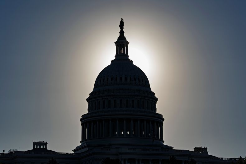 La silueta del Capitolio de Estados Unidos, Iluminada por el brillo del sol matutino, en el décimo día del cierre del gobierno, en Washington, el viernes 10 de octubre de 2025. (AP Foto/J. Scott Applewhite).