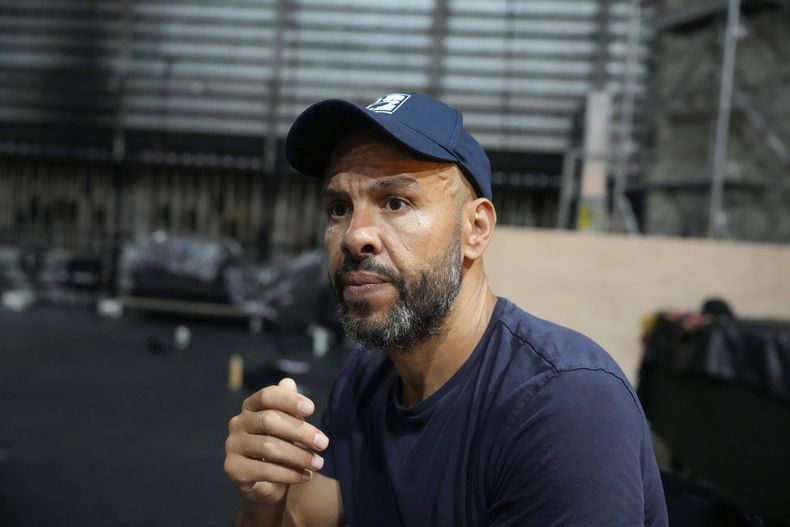 El coreógrafo franco-argelino Mourad Merzouki guía a sus bailarines mientras ensayan la Danza de los Juegos en la sala de conciertos de Creteil, al este de París, el miércoles 31 de julio de 2024. Merzouki llevará la danza hip-hop a los Juegos Olímpicos de París. El coreógrafo franco-argelino es el creador de la Danza de los Juegos. La exhibición de Merzouki en el Trocadéro Champions Park comienza el lunes 2 de agosto. 5, 2024.
