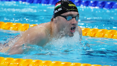 quien es el hungaro de 21 anos que rompio un record de michael phelps y festejo con la medalla de oro en tokio