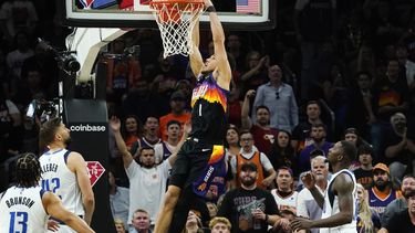 Booker anota 28, Suns ganan a Mavericks y se ponen 3-2