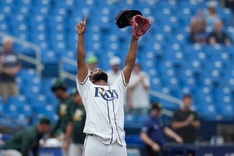 El tercera base Junior Caminero de los Rays de Tampa Bay tras la victoria ante los Atléticos, el jueves 17 de septiembre de 2026, en St. Petersburg, Florida. (AP Foto/Chris OMeara)