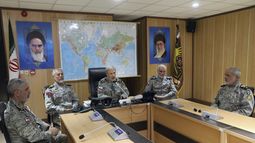 En esta imagen publicada el lunes 23 de junio de 2025 por el servicio de prensa del Ejército iraní, el comandante en jefe, el general Amir Hatami, en el centro, acompañado de oficiales de alto rango, habla en una videollamada con comandantes del ejército en el cuartel general de Zolfaghar, Irán, entre retratos del fallecido líder revolucionario ayatolá Jomeini, a la izquierda, y del actual líder supremo, el ayatolá Alí Jamenei. (Servicio de prensa del Ejército iraní via AP)