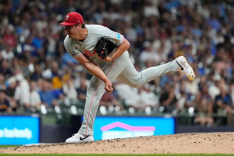 ARCHIVO - El lanzador de los Filis de Filadelfia, Brad Keller, realiza un lanzamiento durante un partido de béisbol contra los Cerveceros de Milwaukee, el 13 de junio de 2026, en Milwaukee. (Foto AP/Aaron Gash, Archivo)