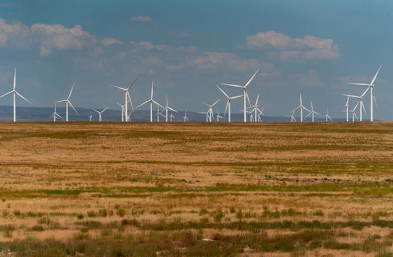 Turbinas de energía eólica cerca de Hammett, Idaho, el 9 de julio del 2023. (AP foto/Lindsey Wasson)