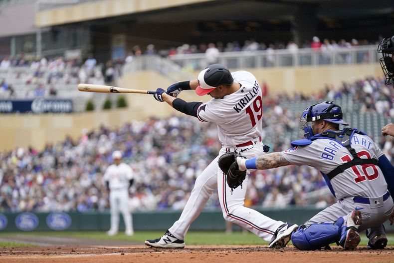 Alex Kirilloff de los Mellizos de Minnesota conecta un jonrón solitario en la primera entrada frente a los Cachorros de Chicago el sábado 13 de mayo del 2023. (AP Foto/Abbie Parr)