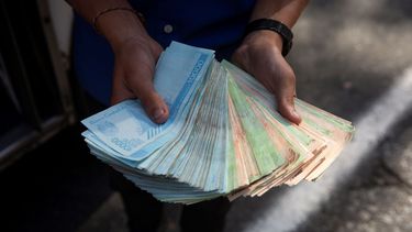 cantidad de ceros en el bolivar colapsa el sistema financiero en venezuela