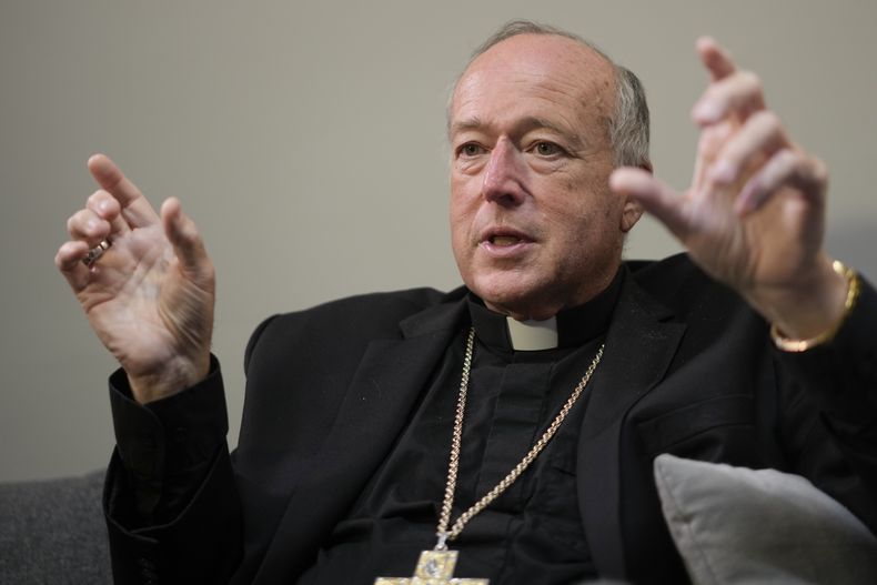 ARCHIVO - El recién nombrado cardenal Robert Walter McElroy, habla, durante una rueda de prensa en el Vaticano, el sábado 27 de agosto de 2022. (AP foto/Andrew Medichini, archivo)
