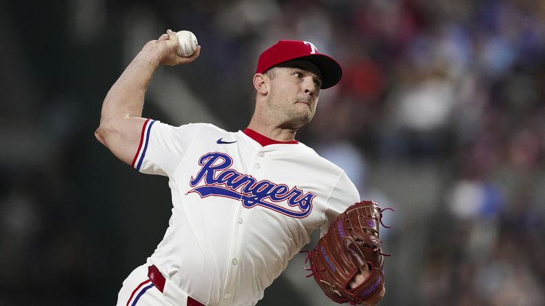ARCHIVO - El relevista David Robertson de los Rangers de Texas lanza contra los Astros de Houston, el 5 de agosto de 2024, en Arlington, Texas. (AP Foto/Sam Hodde)