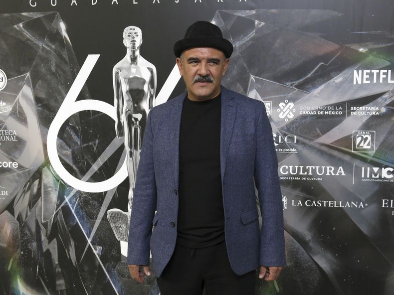 Gerardo Trejoluna de la película El norte sobre el vacío posa a su llegada al almuerzo de nominados de la 65a edición del Premio Ariel de la Academia Mexicana de Artes y Ciencias Cinematográficas en la Ciudad de México el 3 de agosto de 2023. (Foto AP/Berenice Bautista)