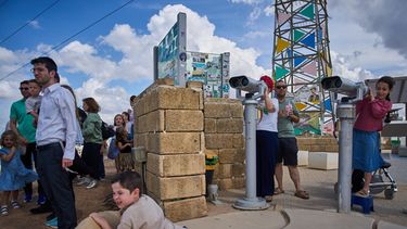 Visitantes se reúnen en una colina con vistas a la Franja de Gaza en Sderot, en el sur de Israel, el jueves 1 de octubre de 2026. (AP Foto/Oded Balilty)