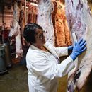 ARCHIVO - Stacey Richard revisa carne en un refrigerador de las instalaciones de la empacadora de carnes Wrights, el jueves 16 de junio de 2022, en Fombell, Pensilvania. (AP Foto/Keith Srakocic, archivo)
