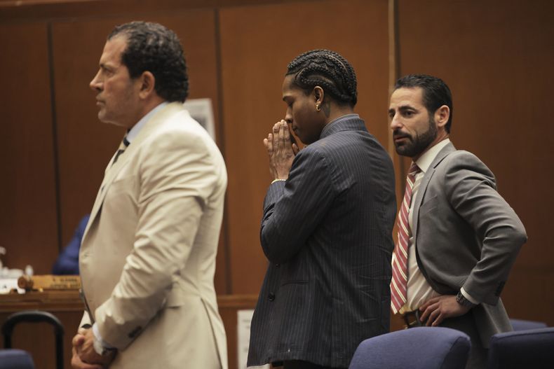 A$AP Rocky, centro, espera que se lea su veredicto durante su juicio el martes 18 de febrero de 2025 en Los Ángeles. (Daniel Cole/Pool Photo via AP)