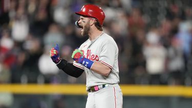 Bryce Harper, de los Filis de Filadelfia, festeja luego de conectar un doble de dos carreras en el juego del viernes 12 de mayo de 2023, ante los Rockies de Colorado (AP Foto/David Zalubowski)