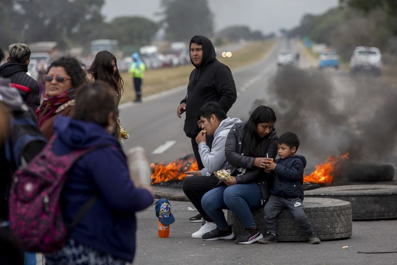 Manifestantes protestan con el bloqueo de una carretera a las afueras de San Salvador de Jujuy, Argentina, el martes 20 de junio de 2023. Las movilizaciones detonaron en la provincia de Jujuy en reacción a una reforma de la constitución provincial reciente criticada por sus restricciones a la protesta social. (AP Foto/Javier Corbalan)