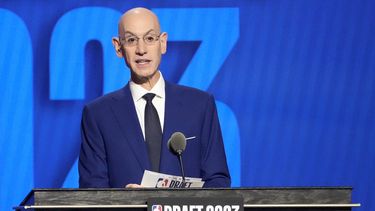 En foto del 22 de junio del 2023, el comisionado de la NBA Adam Silver en el Draft. El sábado 8 de julio del 2023 Silver da a conocer la Copa NBA. (AP Foto/John Minchillo)