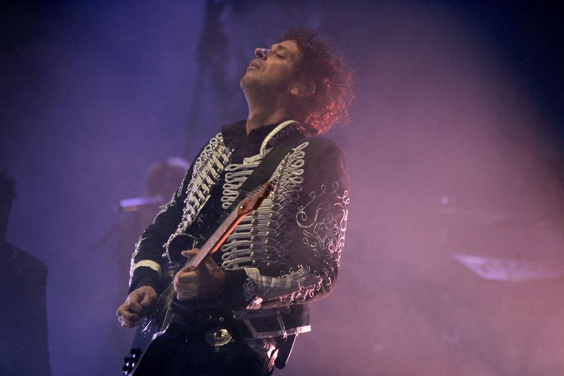 En esta foto del 15 de mayo del 2010, el rockero argentino Gustavo Cerati ofrece un concierto en Caracas, Venezuela. Cerati, quien permanece en coma desde que sufri&oacute; un accidente cardiovascular tras este concierto, cumpli&oacute; el lunes 11 de ago