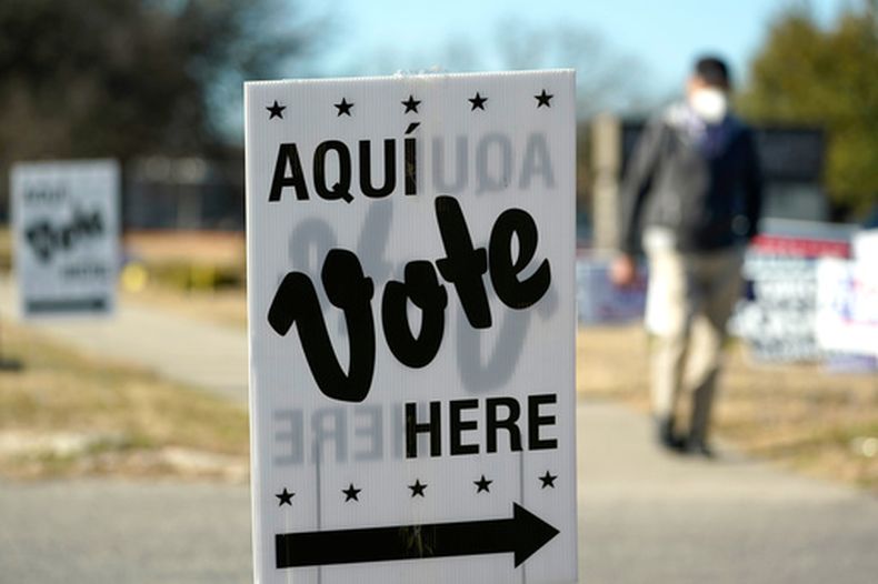 Un letrero que señala hacia un centro de votación en San Antonio, Texas, el 14 de febrero del 2022. (AP foto/Eric Gay)