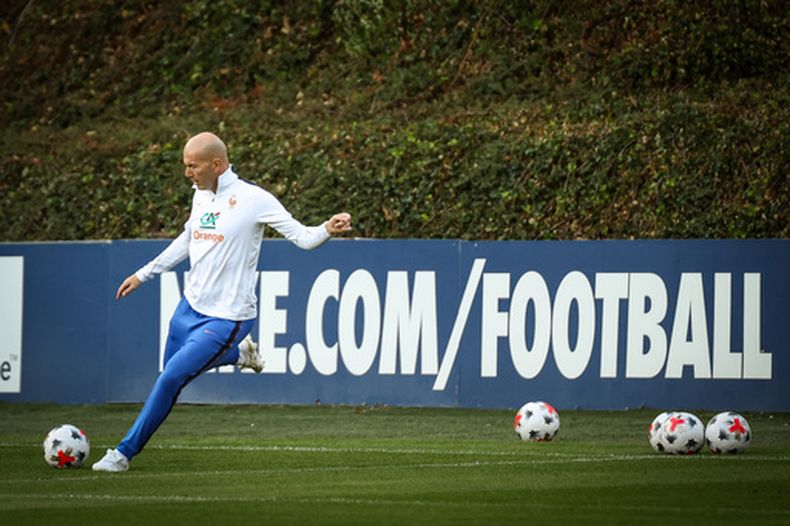El técnico de Francia Zinedine Zidane durante un entrenamiento de la selección con miras a la Liga de Naciones, el lunes 21 de septiembre de 2026, en Clairefontaine. (AP Foto/Thomas Padilla