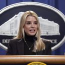 ARCHIVO – La secretaria de Justicia de Estados Unidos, Pam Bondi, habla en una conferencia de prensa en el Departamento de Justicia, el 12 de febrero de 2025, en Washington. (AP Foto/Ben Curtis, Archivo)