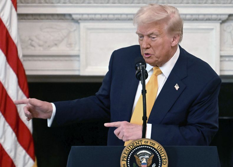 El persidente Donald Trump habla en la Sesión de Trabajo de los Gobernadores en el Comedor de Estado de la Casa Blanca, el viernes 21 de febrero de 2025, en Washington. (Foto compartida vía AP)