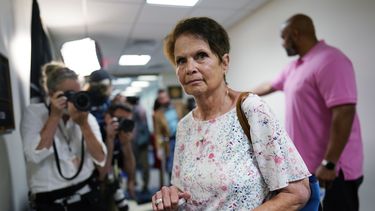 Madre de policía muerto en el Capitolio exige investigación