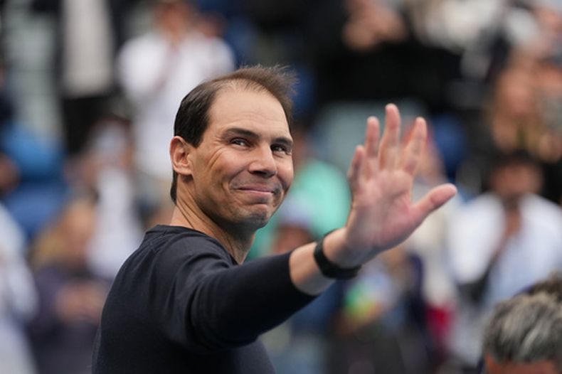 ARCHIVO - Rafael Nadal saluda durante una ceremonia previo a la final masculina del Abierto de Australia, eld domingo 1 de febrero de 2026, en Melbourne. (AP Foto/Asanka Brendon Ratnayake)