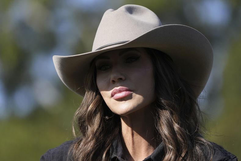 La secretaria de Seguridad Nacional de Estados Unidos, Kristi Noem, monta un caballo mientras habla con la prensa a su llegada a la base militar Campo de Mayo, el lunes 28 de julio de 2025, en la provincia de Buenos Aires, Argentina. (AP Foto/Alex Brandon, foto compartida)