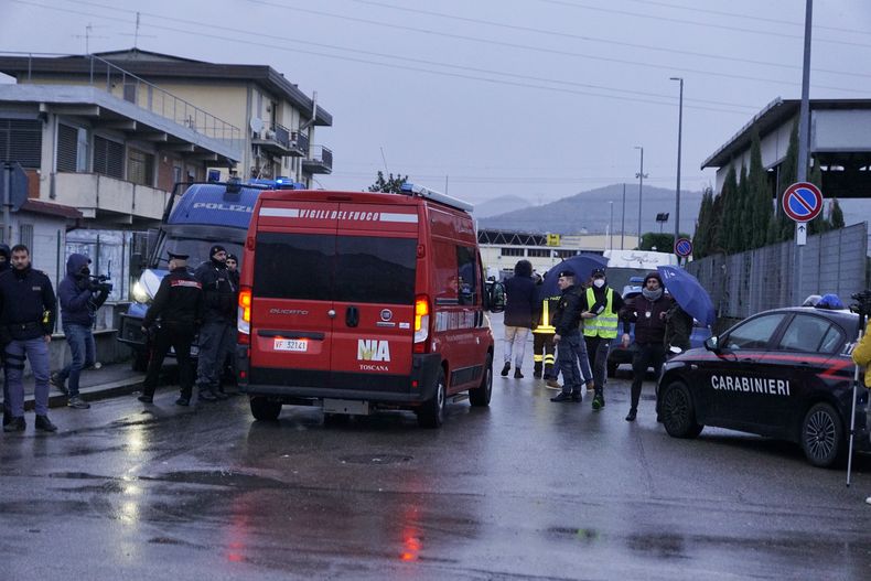 Servicios de emergencia en un depósito de combustible donde ocurrió una explosión, en Calenzano, cerca de Florencia, Italia, el 9 de diciembre de 2024. (Foto, Alessandro La Rocca/LaPresse vía AP)