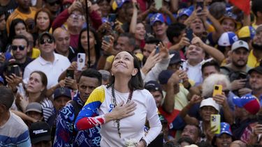 La líder opositora venezolana María Corina Machado habla ante sus seguidores durante una protesta contra el presidente, Nicolás Maduro, en Caracas, Venezuela, el 9 de enero de 2025, en la víspera de su toma de posesión para un tercer mandato. (AP Foto/Ariana Cubillos)