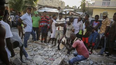 sismo en #haiti deja mas de 300 muertos y agudiza la miseria