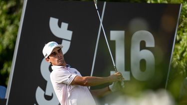 El capitán Joaquín Niemann, de Torque GC, ejecuta un golpe desde el tee del hoyo 16 durante la primera ronda del LIV Golf Bedminster en el Trump National Golf Club, el jueves 6 de agosto de 2026, en Bedminster, Nueva Jersey. (Montana Pritchard/LIV Golf vía AP)