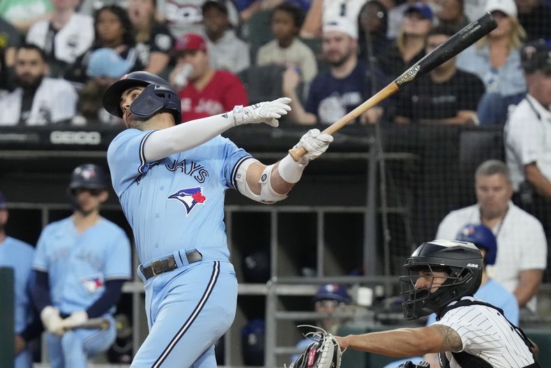 Whit Merrifield de los Azulejos de Toronto observa su jonrón solitario en la segunda entrada del juego dos de la doble cartelera ante los Medias Blancas de Chicago el jueves 6 de julio del 2023. (AP Foto/Nam Y. Huh)