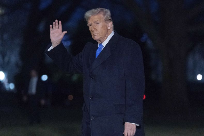 El presidente Donald Trump saluda a los periodistas al caminar por el jardín de la Casa Blanca en Washington el 9 de marzo del 2025. (AP foto/Jose Luis Magana)