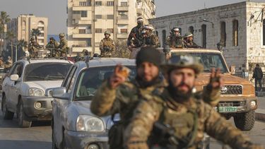 Combatientes de la oposición siria conducen por las calles tras la toma de Hama, Siria, el viernes 6 de diciembre de 2024. (Foto AP/Ghaith Alsayed)