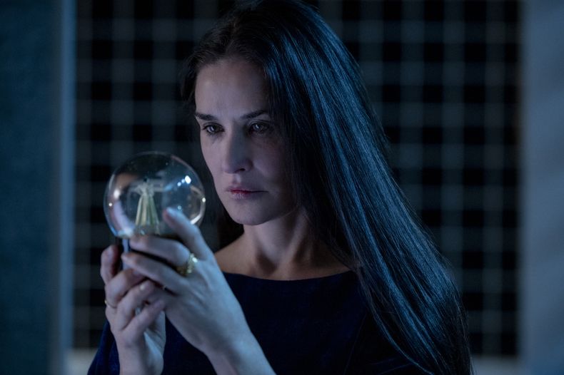 En esta imagen proporcionada por Mubi, Demi Moore en una escena de The Substance. (Mubi via AP)
