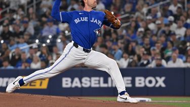 El lanzador abridor de los Azulejos de Toronto, Shane Bieber (57), lanza hacia un bateador de los Medias Blancas de Chicago durante la primera entrada de un partido de béisbol en Toronto, el sábado 18 de julio de 2026. (Jon Blacker/The Canadian Press vía AP)