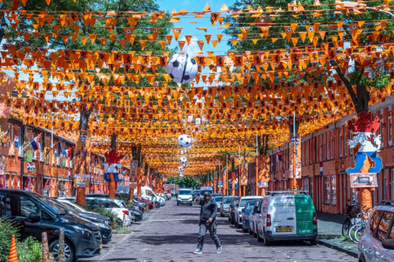 La calle Marktweg en la La Haya, en los Países Bajos decorada con banderas naranjas y demás aditamentos para celebrar a la selección de su país durante la Copa Mundial en foto del martes 9 de junio del 2026. (AP Foto/Patrick Post)