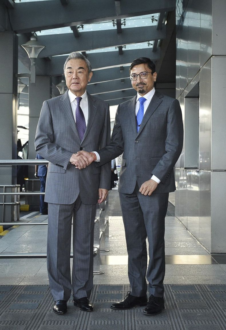 El ministro de Relaciones Exteriores de China, Wang Yi, izquierda, es recibido por un funcionario no identificado del Ministerio de Relaciones Exteriores de la India a su llegada al aeropuerto de Nueva Delhi, India, el lunes 18 de agosto de 2025. (Ministerio de Relaciones Exteriores de la India en X vía AP)