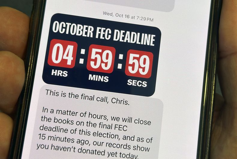 Vista de un mensaje en un teléfono celular el 30 de octubre de 2024, en Washington, mientras millones de electores en EEUU reciben mensajes promocionando a Donald Trump o Kamala Harris en los últimos días de la campaña presidencial. (AP Foto/Jon Elswick)