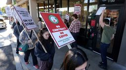 Trabajadores de Starbucks protestan frente a una de sus cafeterías, el viernes 20 de diciembre de 2024, en Burbank, California. (AP Foto/Damian Dovarganes)