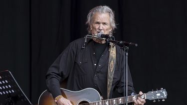 ARCHIVO - El músico Kris Kristofferson canta en el festival de música de Glastonbury en la granja Worthy Farm, el 23 de junio de 2017, en Somerset, Inglaterra. (Foto de Grant Pollard/Invision/AP, archivo)