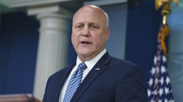 El coordinador de infraestructura de la Casa Blanca, Mitch Landrieu, en la Casa Blanca en Washington el 12 de mayo de 2023. (Foto AP/Evan Vucci)