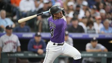 El venezolano Ezequiel Tovar batea un triple por los Rockies de Colorado ante los Astros de Houston, el martes 18 de julio de 2023 (AP Foto/David Zalubowski)
