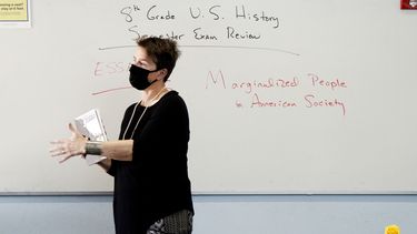 EEUU, divido por temas de racismo y sexualidad en escuelas
